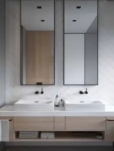 Luxury Bathroom Design with large Mirror